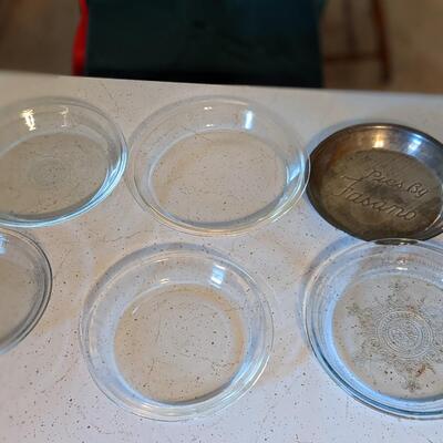 Set of pie pans