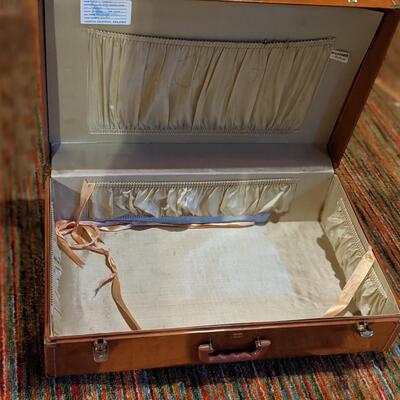 Exc Condition Vintage brown suitcase