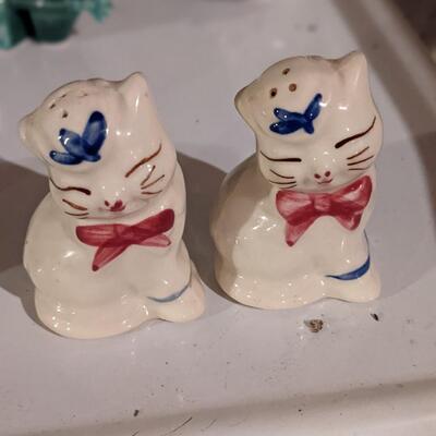 Vintage kitty salt and pepper shakers