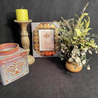 Lot 55  Yankee Candle Wax Warmer and Decor Misc