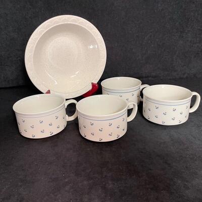 Lot 61  Set of 4 Soup Bowls and Serving Bowl