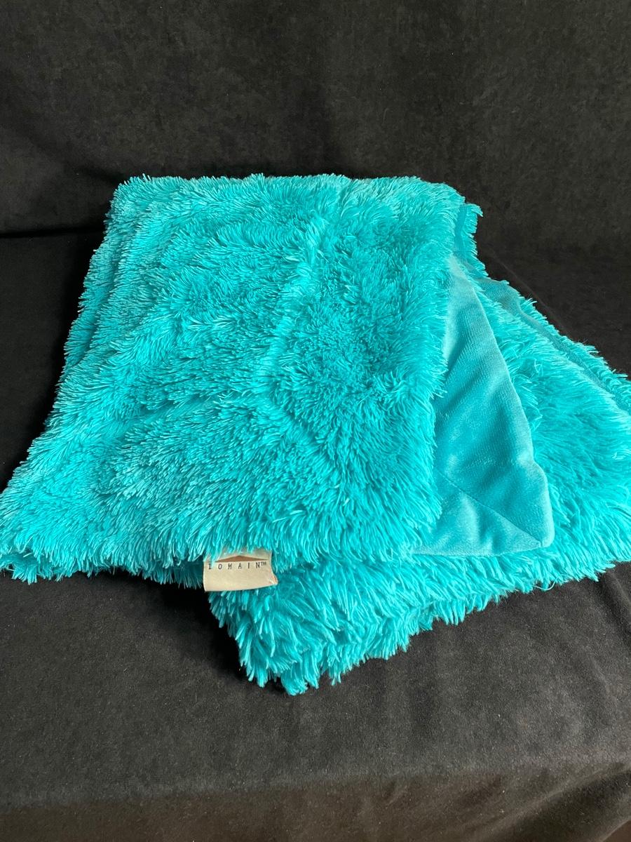 Lot 80 Turquoise Fuzzy Throw