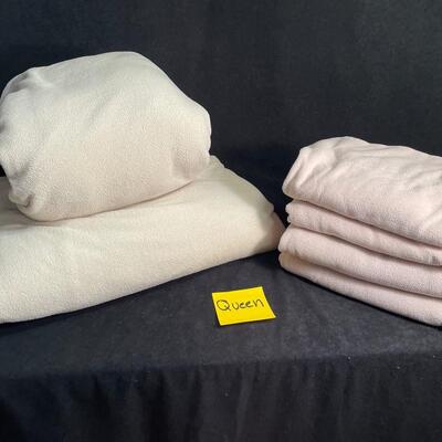 Lot 82  Fleece Sheet Set  QUEEN