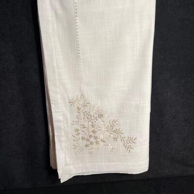 Lot 93  Linen Blend Table Cloth