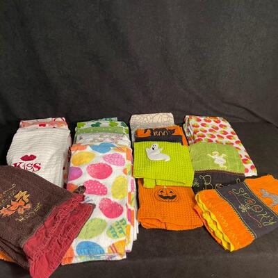 Lot 95  Assorted Holiday Kitchen Towels 24 pcs