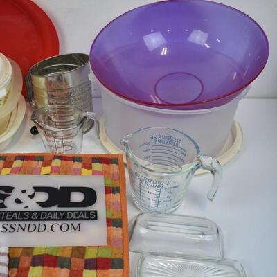 20+ pc Various Kitchen: Tablecloth, placemats, cake container, Mixing Bowls