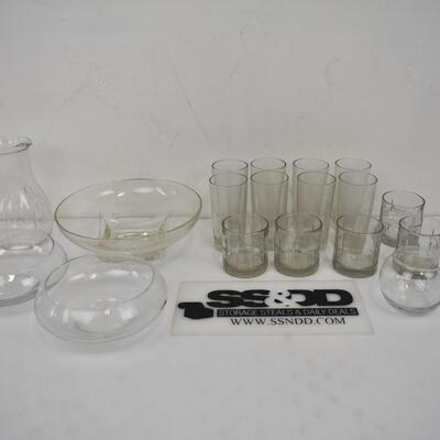 19 pc Glass. 8 tall glasses, 5 short. 1 pitcher, etc