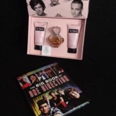 Lot 154  One Direction Perfume Set & Book
