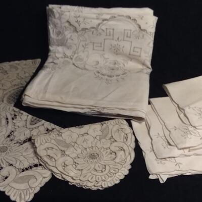 Lot 173  Ecru Linen Tablecloth, Napkins and Runners
