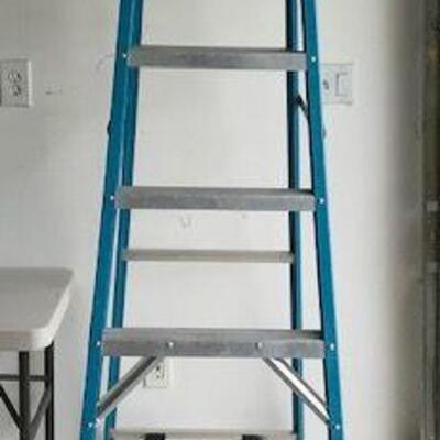Werner 8 Foot Fiberglass Ladder. Local pick up only in Auburn, CA.