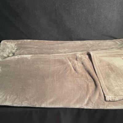 Lot 242  Kate Spade King Gray Blanket