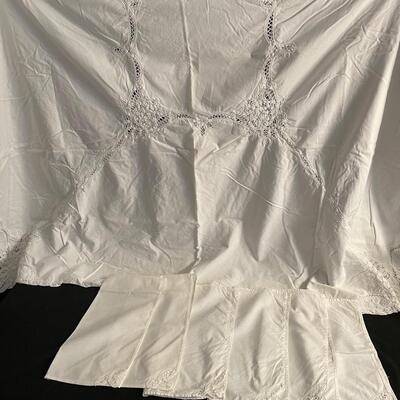 Lot 248  White Tablecloth and 6 Napkins