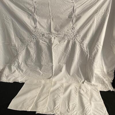 Lot 248  White Tablecloth and 6 Napkins