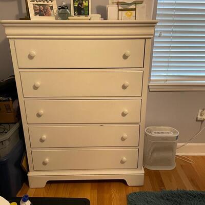 Lot 284  White 5 Drawer Stanley Dresser