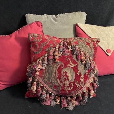 Lot 292   4 Decorative Pillows 
