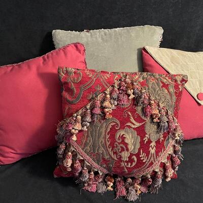 Lot 292   4 Decorative Pillows 
