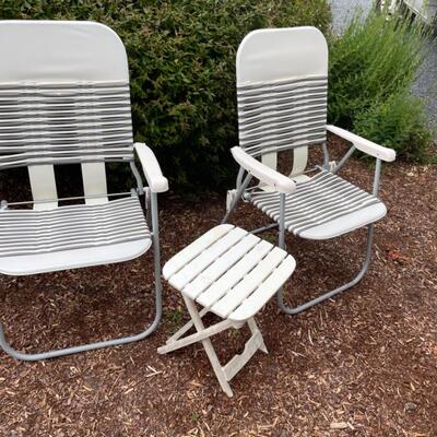 O428 Folding gray and white chairs 