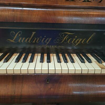 Ludwig Baby Grand Piano with Bench 