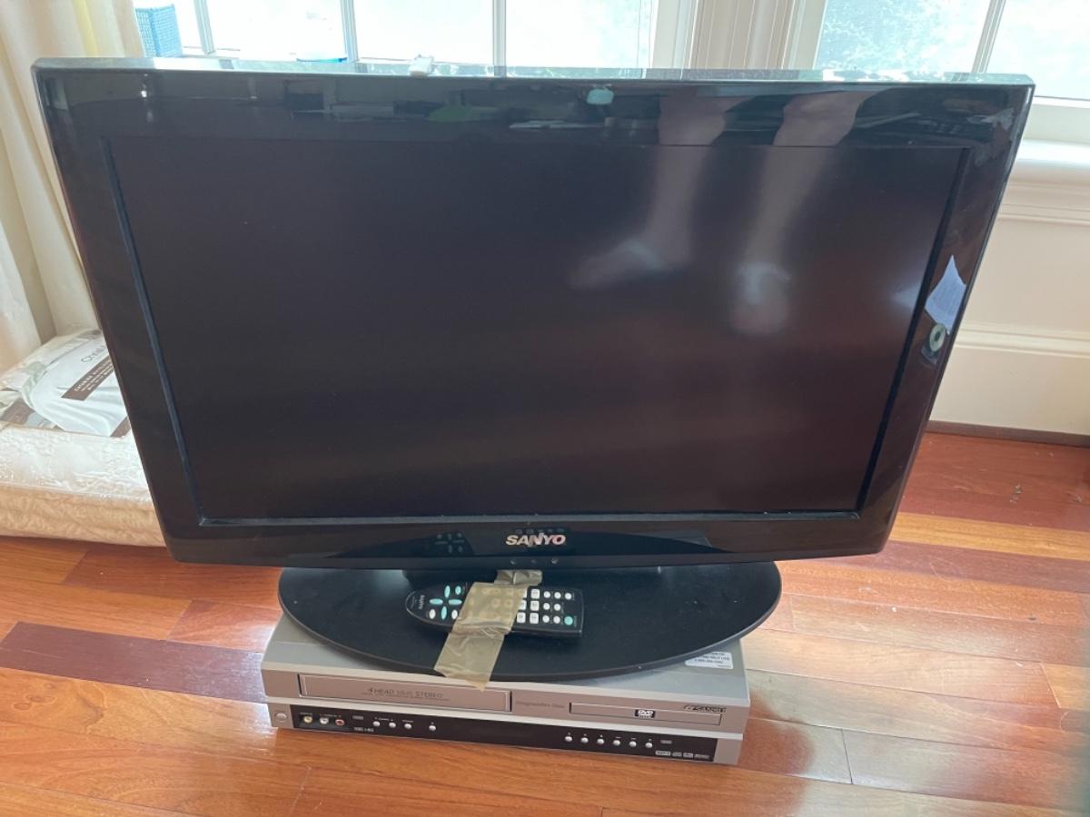 E440 Sanyo TV 26â€ flat screen TV and VHS/DVD Player