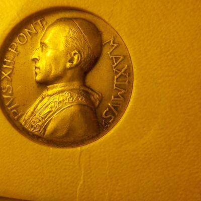 Vatican  Commemorative pope coin.. 