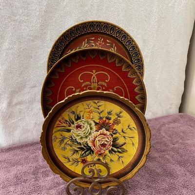 Lot 396  Set of 3 Plates with Stand