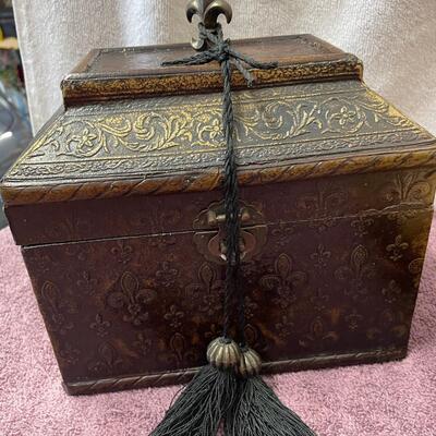 Lot 399  3 Piece Decor Set: 2 Boxes and 1 Round with Lids