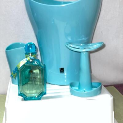 Lot 402  Lily Pulitzer Cologne and Turquoise Bath Set