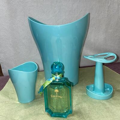 Lot 402  Lily Pulitzer Cologne and Turquoise Bath Set