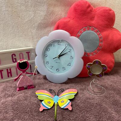 Lot 405  Miscellaneous Girl's Bedroom Accents