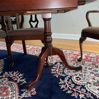 Lot 428 - Beautiful Traditional Dining Room Set