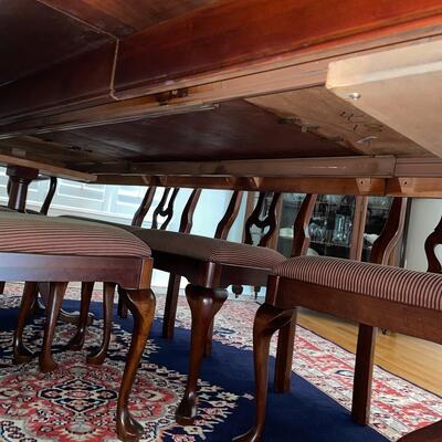 Lot 428 - Beautiful Traditional Dining Room Set