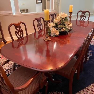 Lot 428 - Beautiful Traditional Dining Room Set