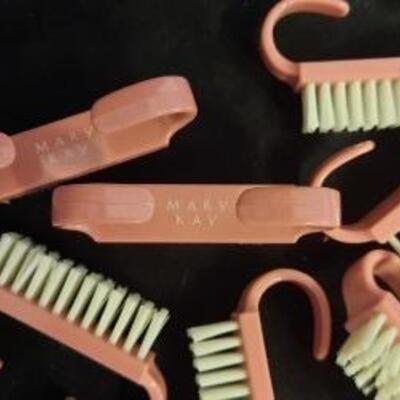 Lot 431  Mary Kay Accessories 