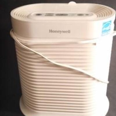 Lot 441  Honeywell Air Purifier