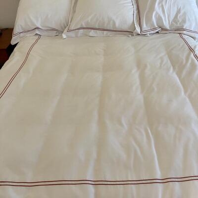 139  Cuddledown Queen Duvet Down Insert with 3 Standard Euro Pillows