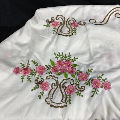 Vintage Scallop Edge Pink Flower Embroidered Round Tablecloth