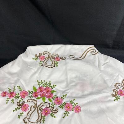 Vintage Scallop Edge Pink Flower Embroidered Round Tablecloth