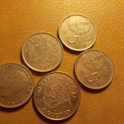 5 1980 Foreign collector coins.