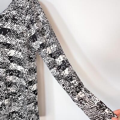 LULAROE BLACK & WHITE TOP - SIZE LARGE