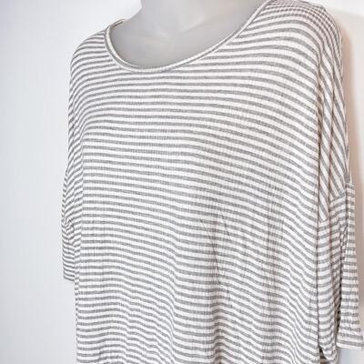 LULAROE BLACK & WHITE STRIPED TOP - SIZE LARGE