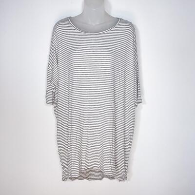 LULAROE BLACK & WHITE STRIPED TOP - SIZE LARGE