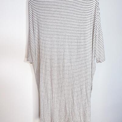 LULAROE BLACK & WHITE STRIPED TOP - SIZE LARGE