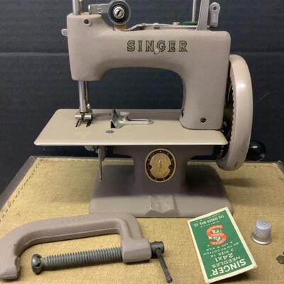 285 Vintage Childs Singer Sewhandy Sewing Machine & Case 