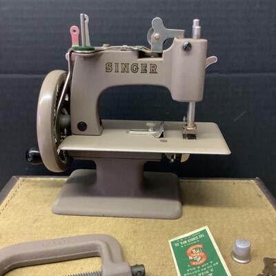 285 Vintage Childs Singer Sewhandy Sewing Machine & Case 