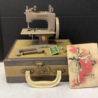 285 Vintage Childs Singer Sewhandy Sewing Machine & Case 