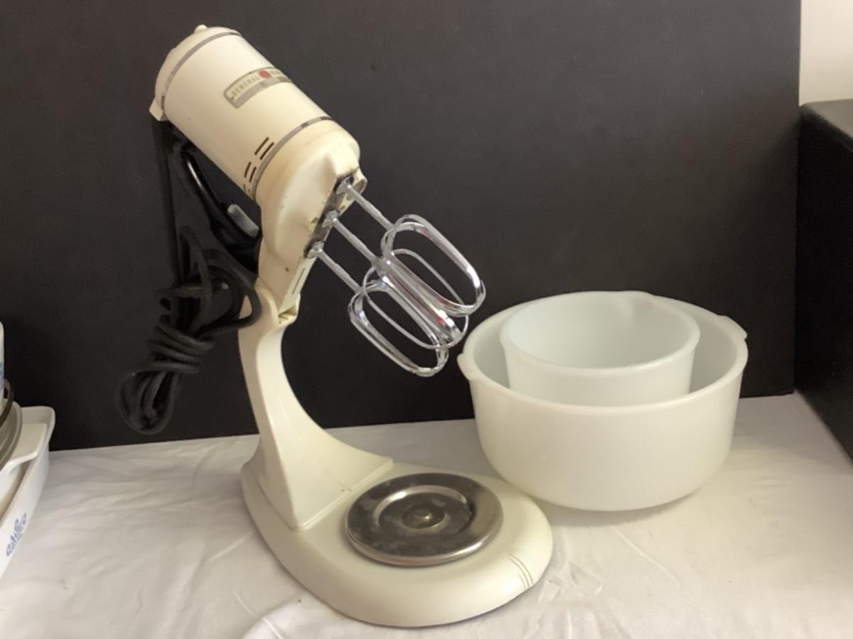 300 Vintage General Electric Mixer & Vintage Sunbeam Mixing Bowls