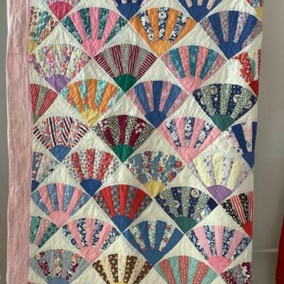305. Vintage Handmade Quilt, Fan Pattern ( Twin ) 