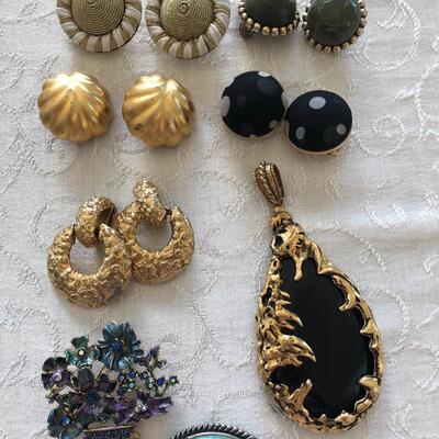 lot of earrings and pendants