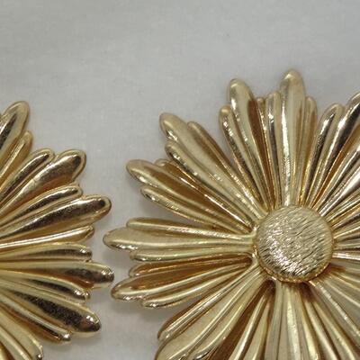 Sarah Coventry Gold Tone Daisy Clip Earrings 