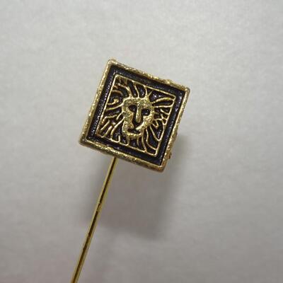 VINTAGE 1980'S ANNE KLEIN ELEGANT COUTURE LION LOGO GOLD TONED METAL STICK PIN